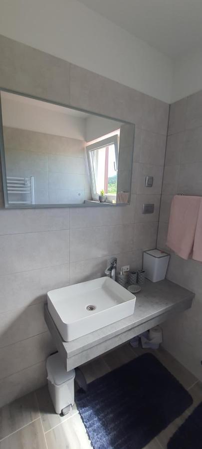 Apartmani Fenestra Tesla I Faust Otočac Exterior foto